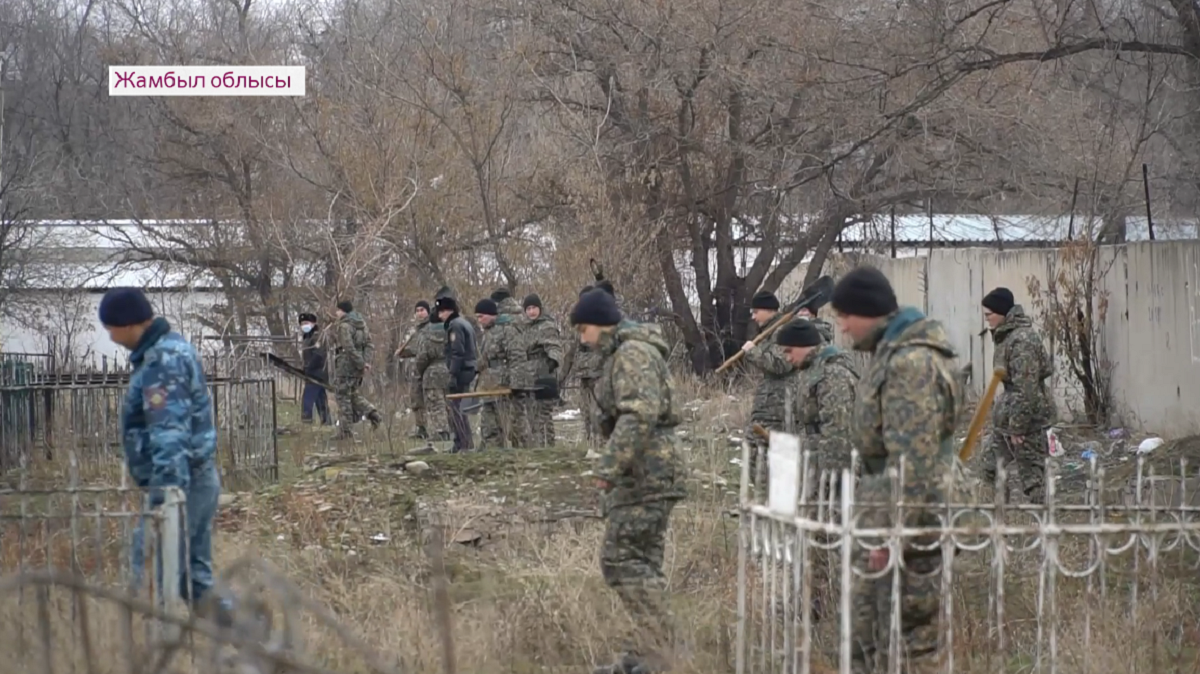 Таразские полицейские обнаружили 15 единиц оружия и около 1000 патронов на кладбище 