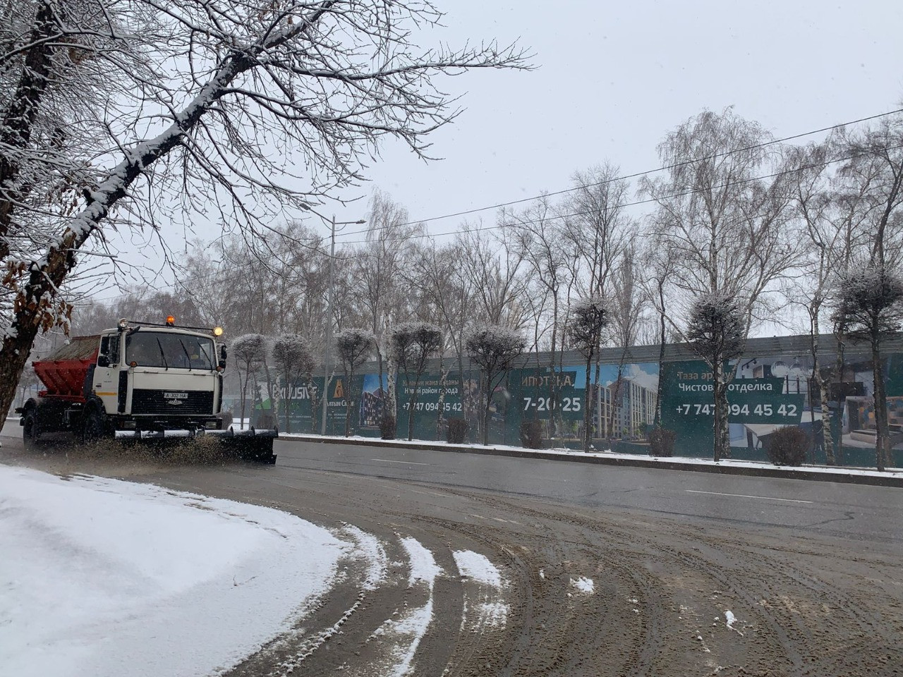 Более 1500 человек задействованы в уборке снега в Алматы 
