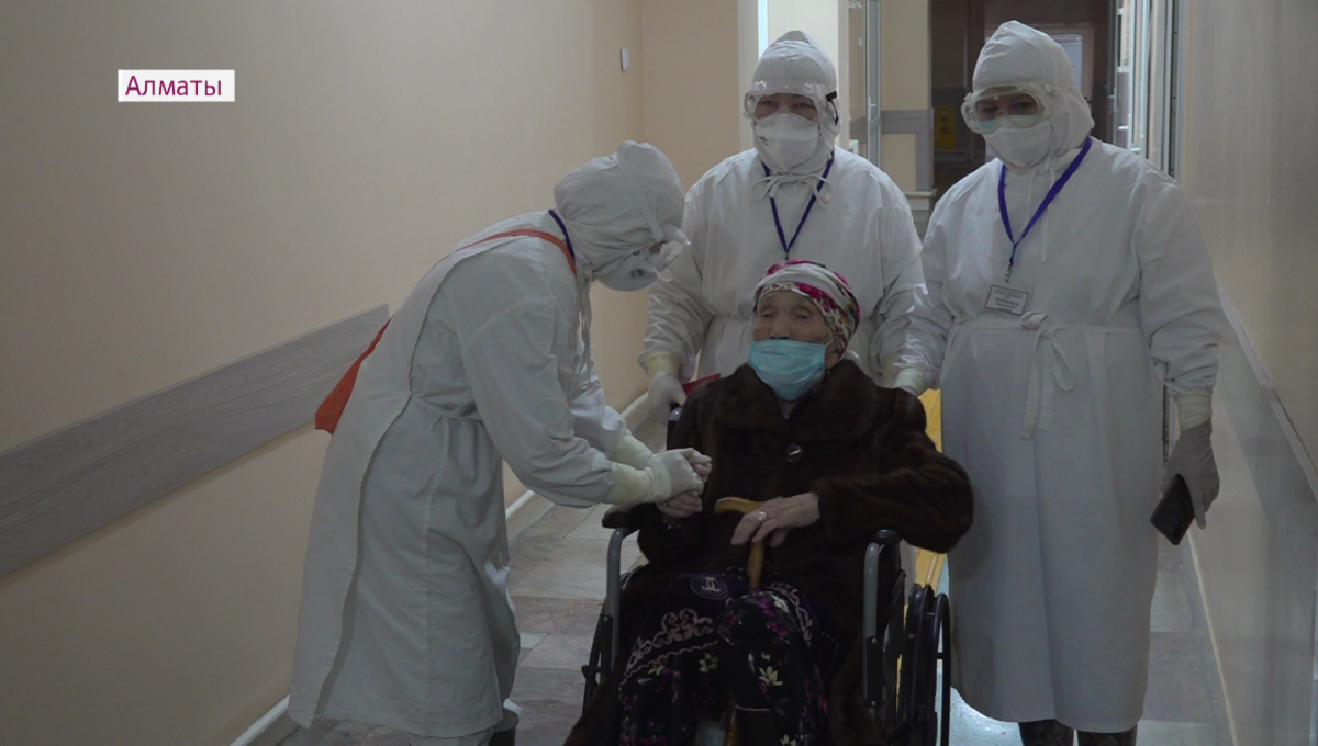 Алматыда 100 жастағы қария коронавирустан айығып шықты