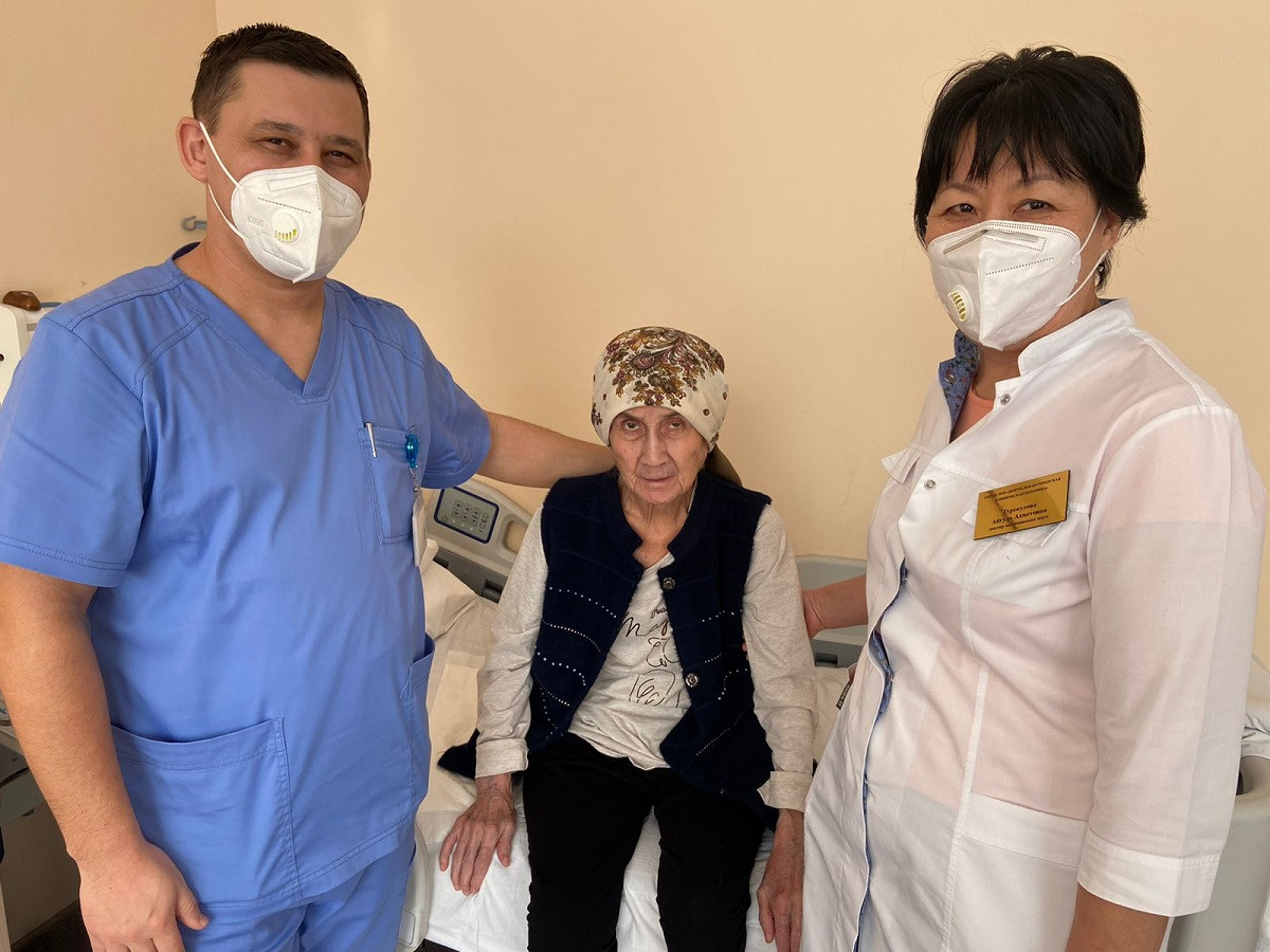 Врачи Алматы поставили на ноги 80-летнюю пациентку 