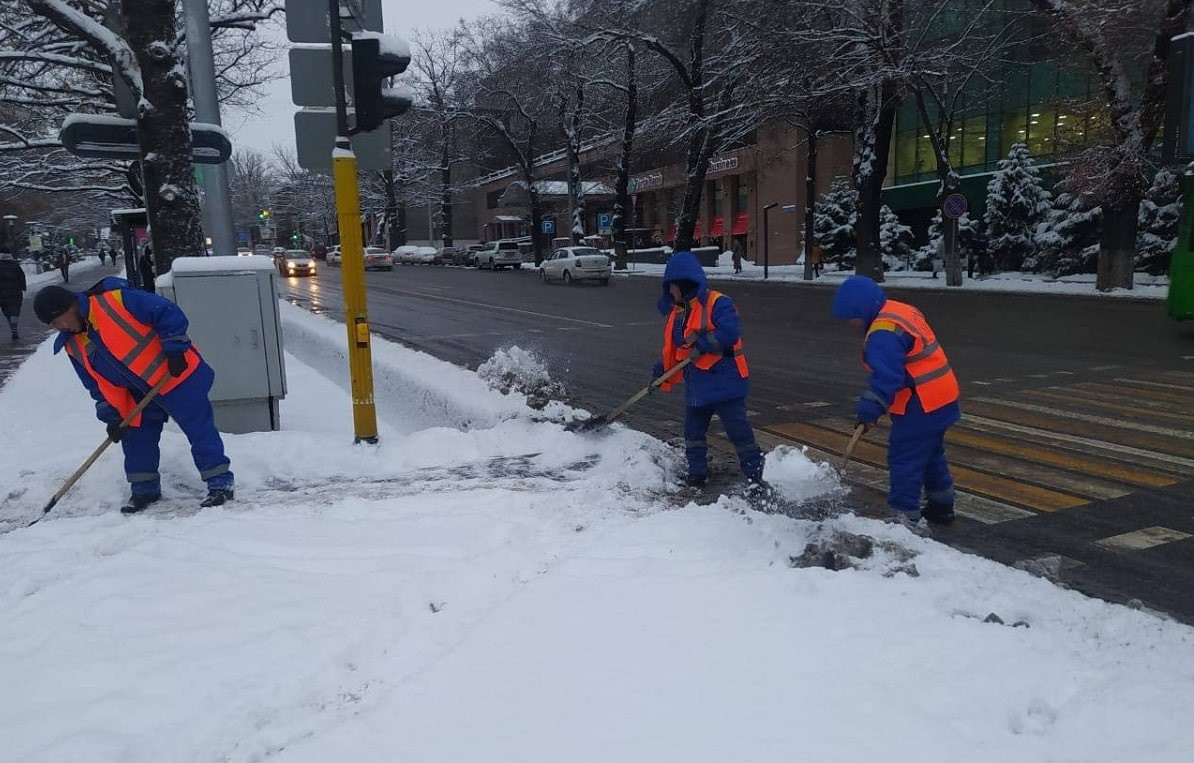 Рекордное количество снега в Алматы: как работают коммунальные службы