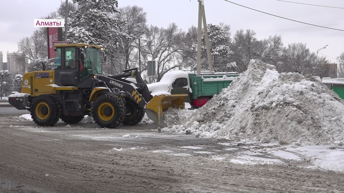 Почти 600 кубометров снега вывезли утром из Алматы 