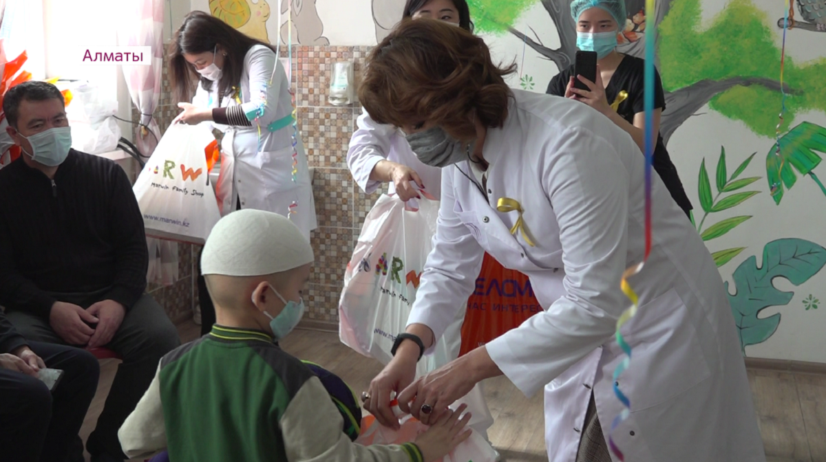 День детей, больных раком: коллектив КазНИИ онкологии сделал сюрприз маленьким пациентам 