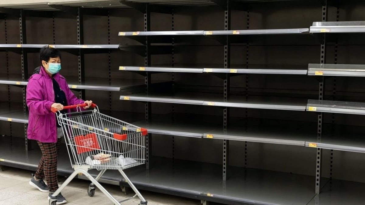 Гонконг в панике: вспышка COVID-19 вызвала ажиотаж в продуктовых магазинах