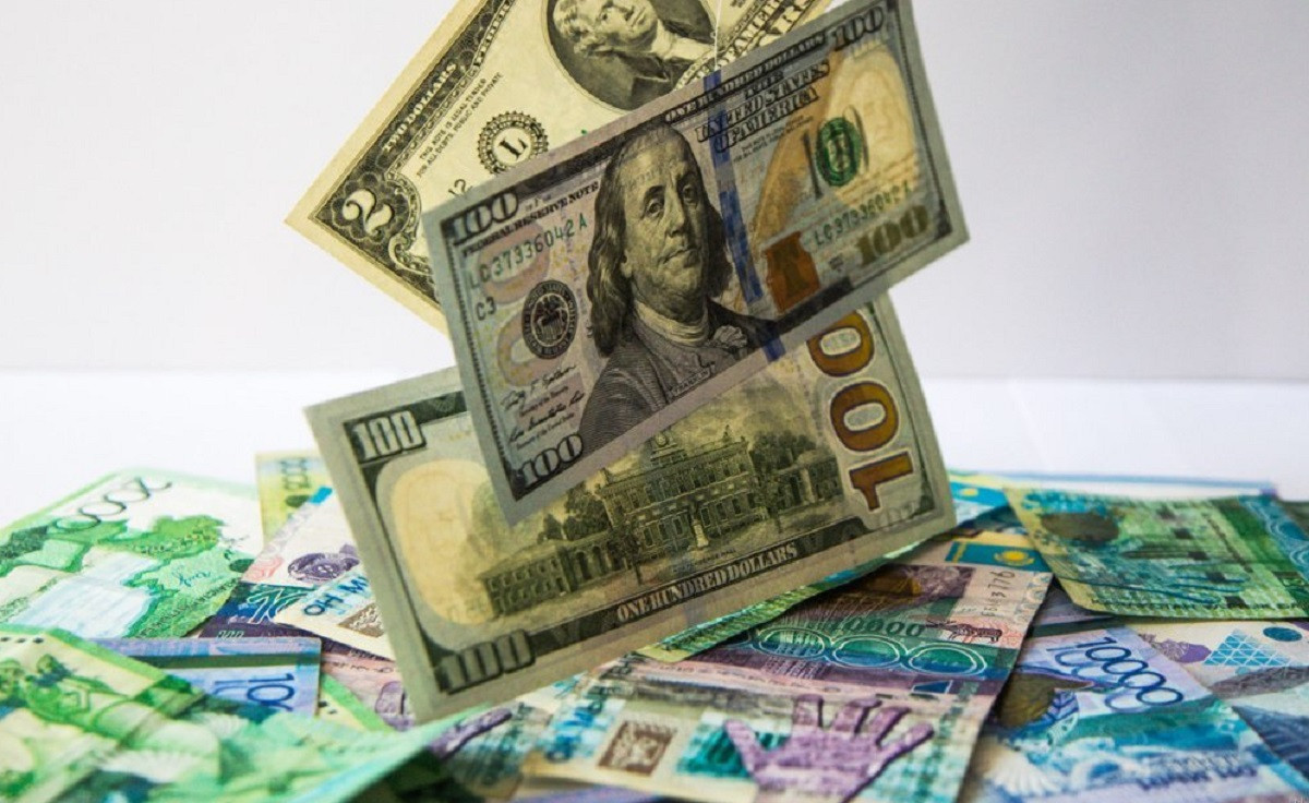 Курс доллара продолжает колебаться в Казахстане 