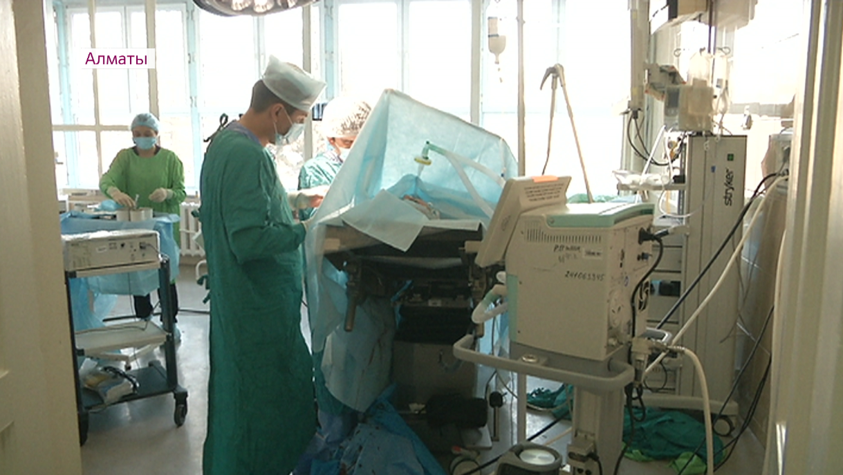 «Ең ауыр түн болды»: Алматы ауруханасының хирургтері бір түнде 149 ота жасаған