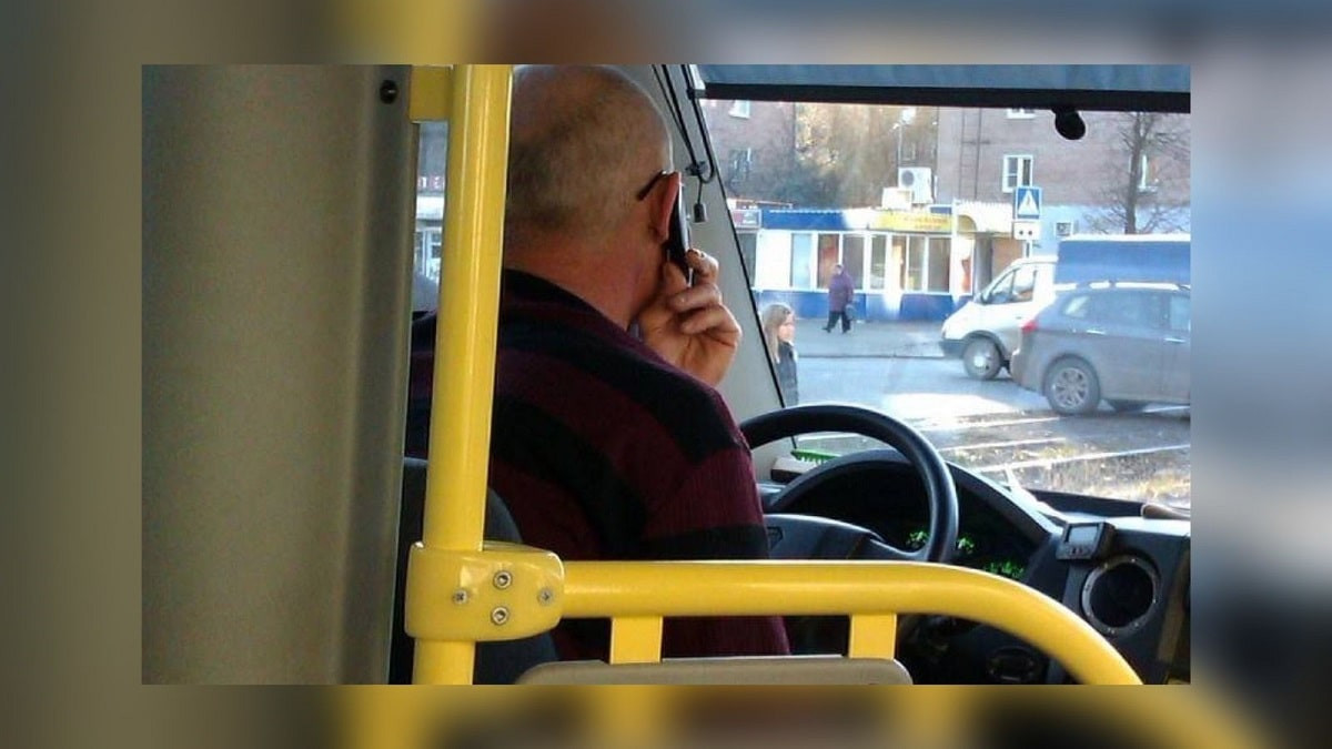 Около 100 шымкентских водителей автобусов оштрафовали за разговоры по телефону за рулем