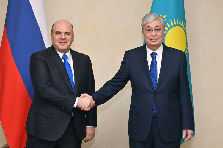 Президент Казахстана принял премьер-министра России  