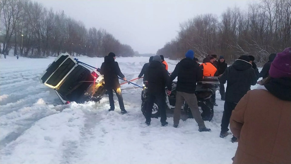 Автомобиль провалился под лед в Павлодаре