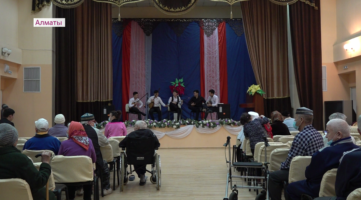 Алғыс айту күні: Алматыда әлеуметтік орталықта мерекелік концерт өтті