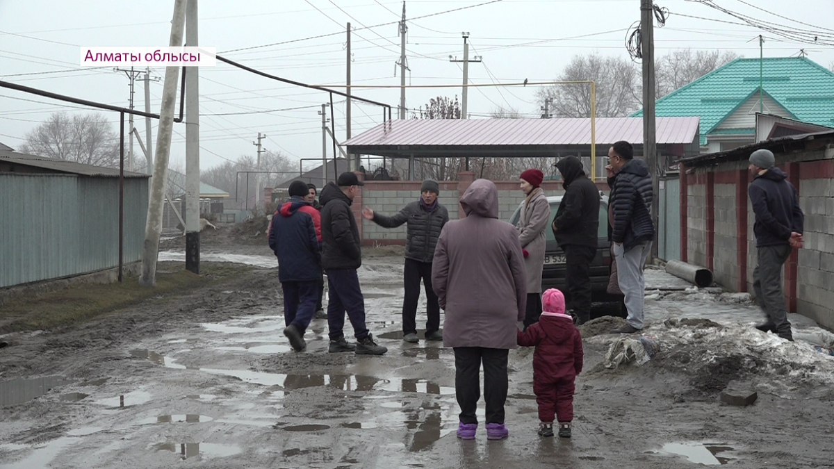 Жители села близ Алматы почти 30 лет "утопают" в грязи