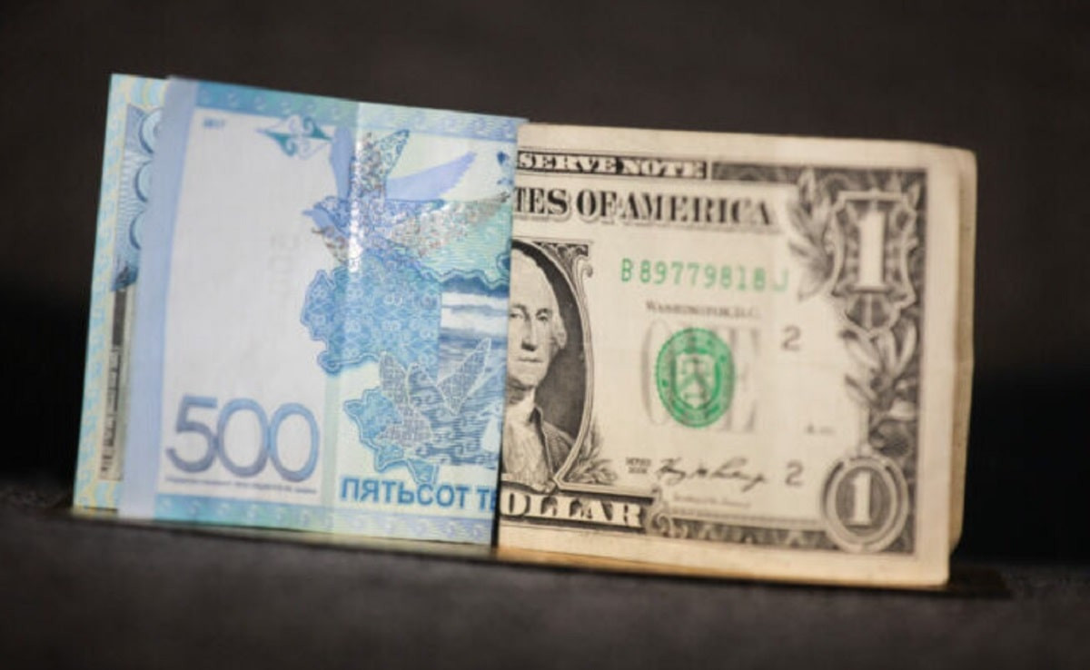 За сколько покупают доллар в обменниках Алматы 3 марта