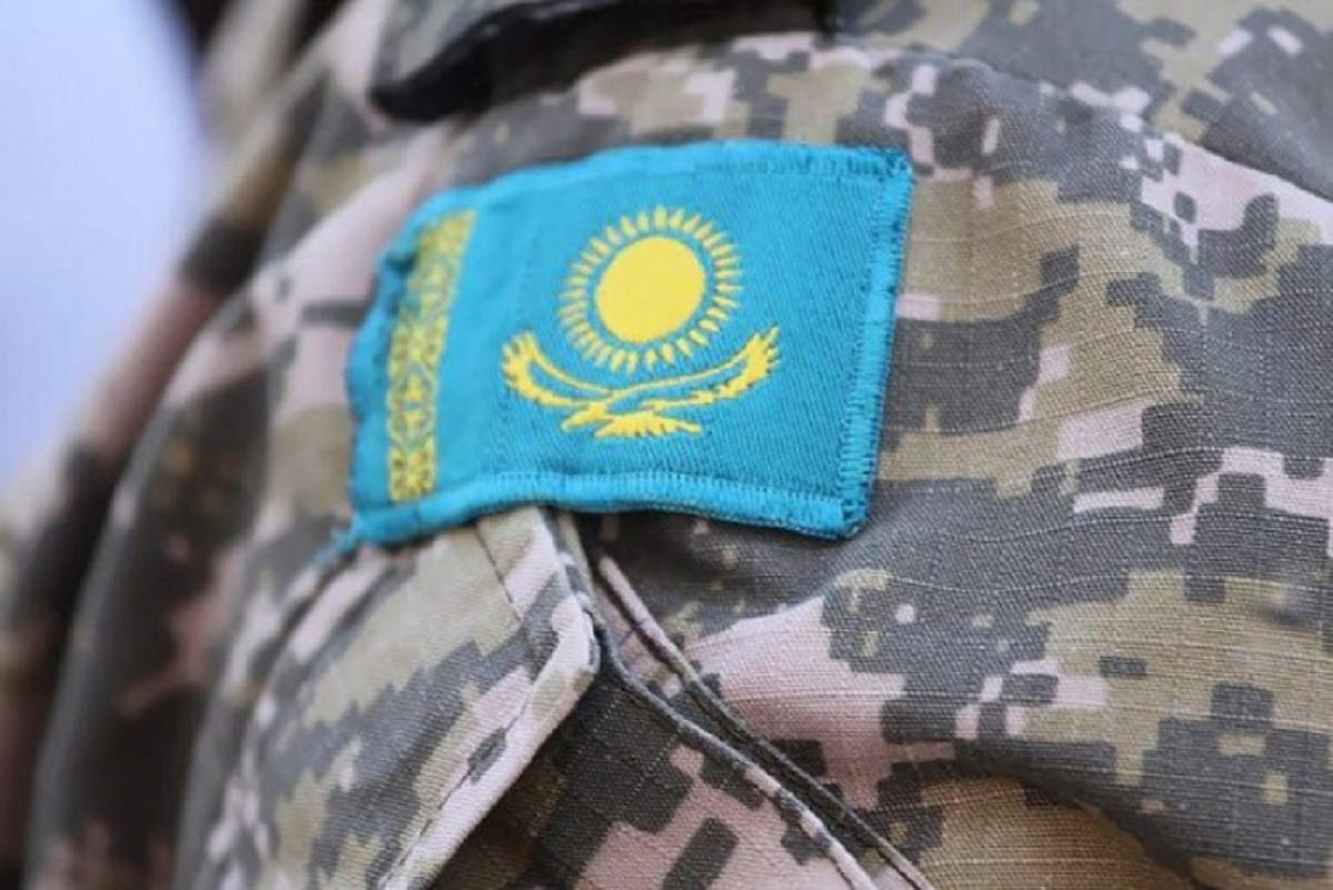 За что в Казахстане могут уволить военного? Новый законопроект обсудили сенаторы