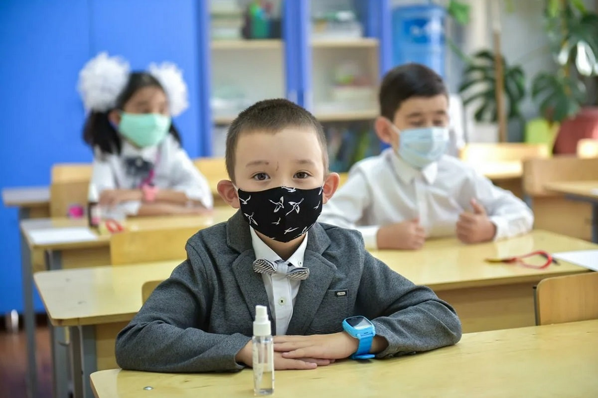 Масочный режим отменяют в школах Кыргызстана