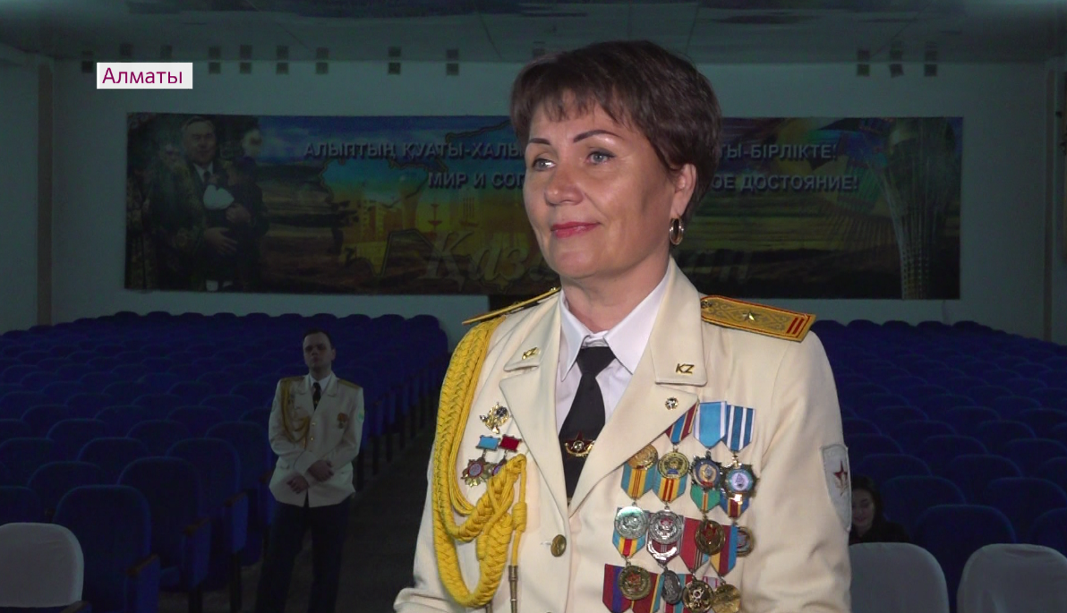 Единственная в СНГ женщина-дирижер руководит популярным военным оркестром в Казахстане 