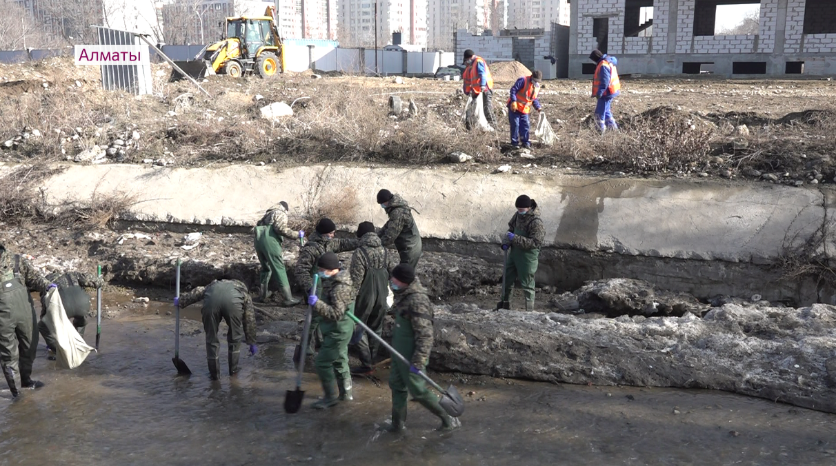 Масштабные работы по очистке рек от мусора начались в Алматы 