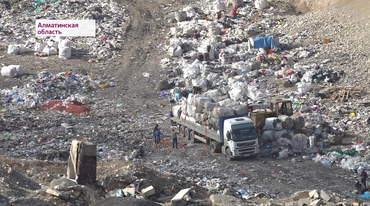 "Дышим зловонием": мусорные полигоны уже 5 лет "отравляют" жизнь сельчанам из Авата 