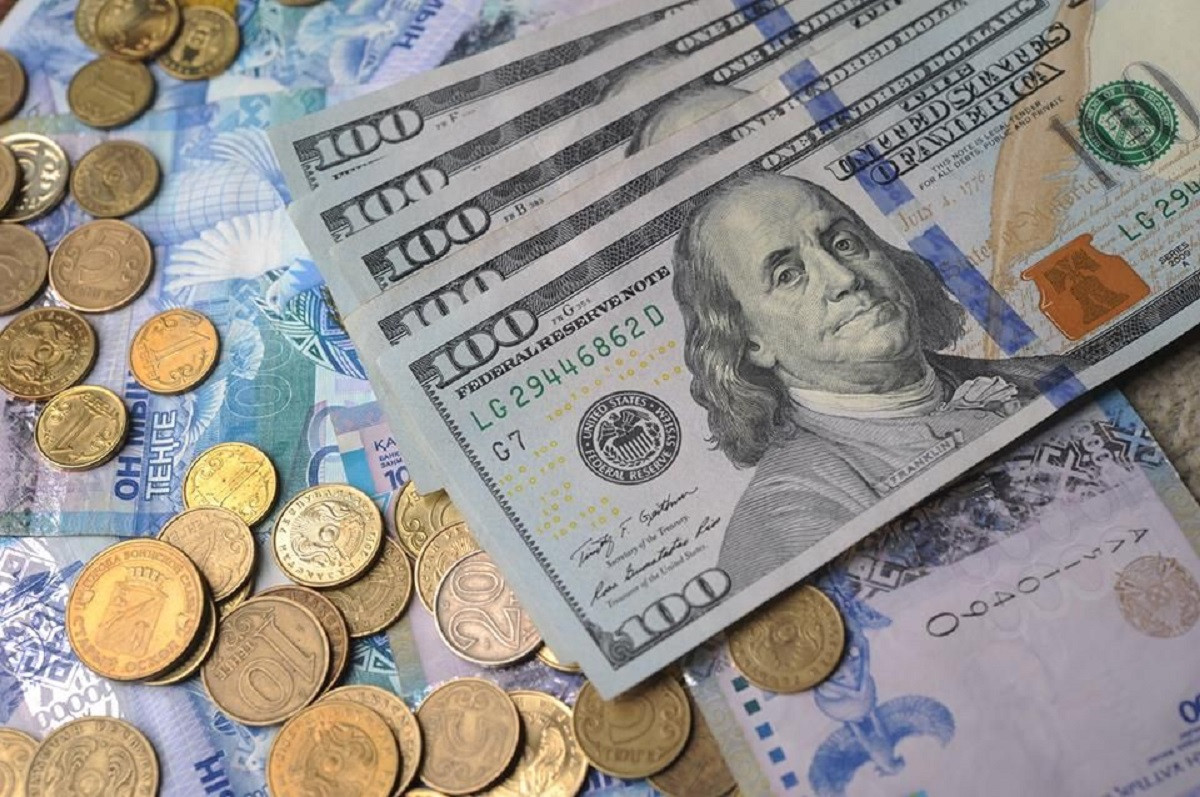 Курс доллара в "обменниках" достиг 525 тенге: что рекомендуют экономисты 
