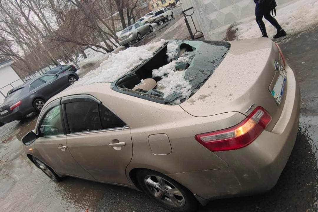 Неожиданный "подарок": снег и лед повредили авто павлодарского водителя
