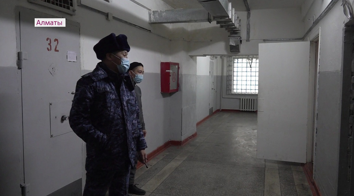 Более 300 участников январских событий выпустили из следственного изолятора в Алматы