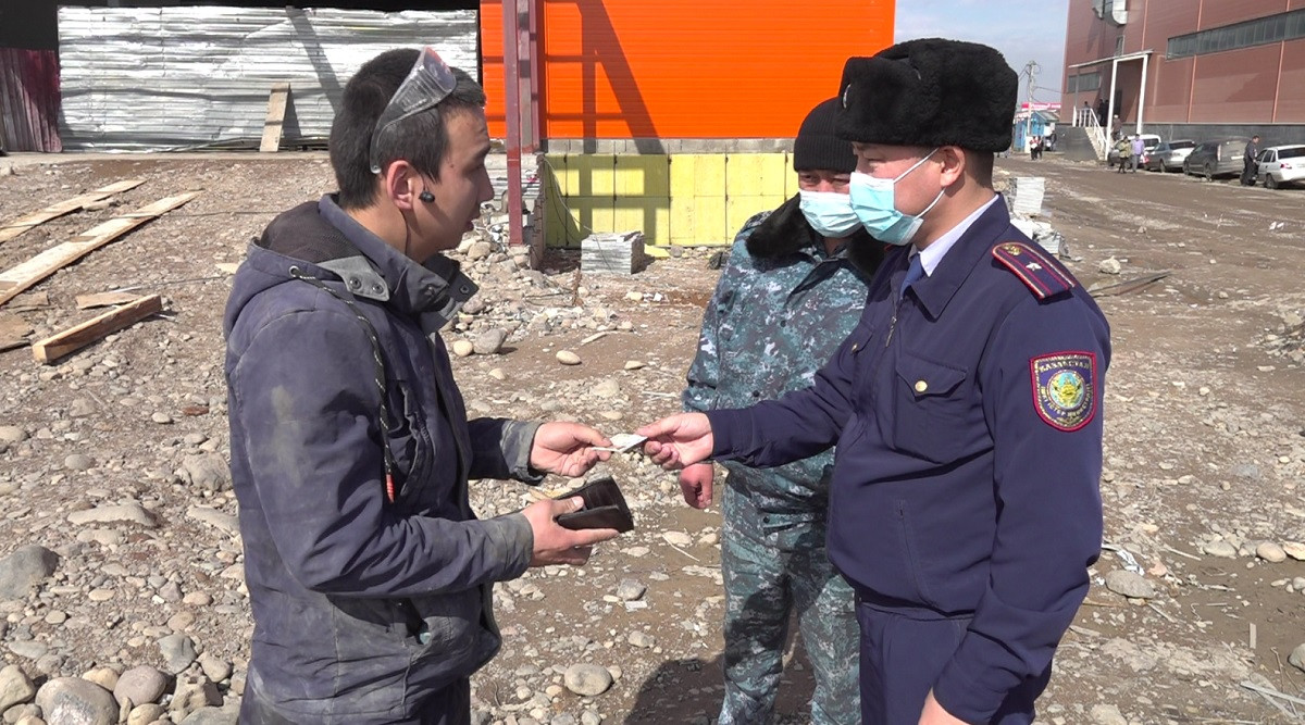 Незаконная миграция: близ Алматы начались масштабные проверки документов иностранцев 