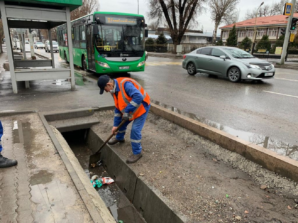 В Алматы очистили арыки