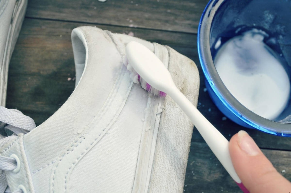 После непогоды: как эффективно почистить белые кроссовки дома