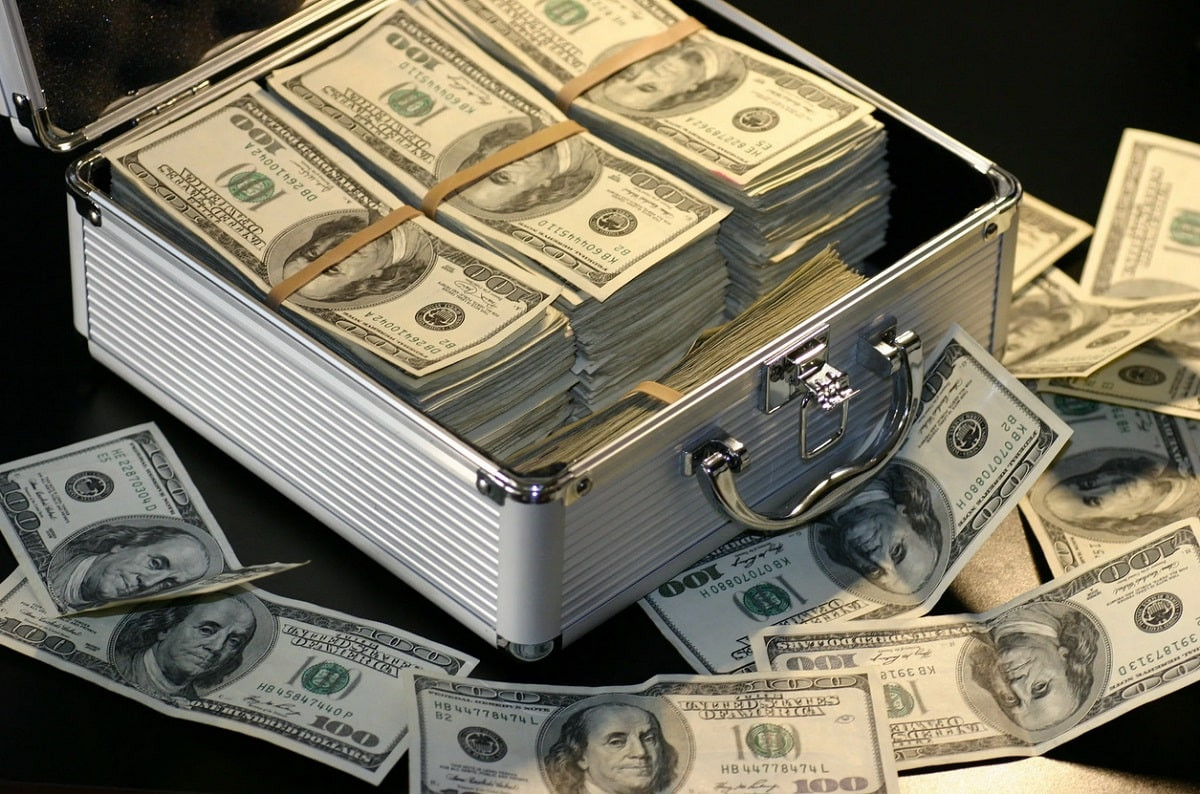 Запрет на вывоз наличных долларов из страны: какое наказание грозит казахстанцам