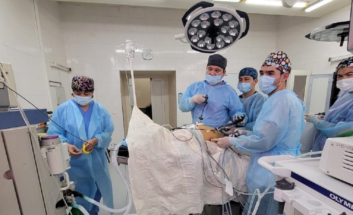 Алматинские хирурги провели сложную реконструктивную операцию по удалению​ илеостомы