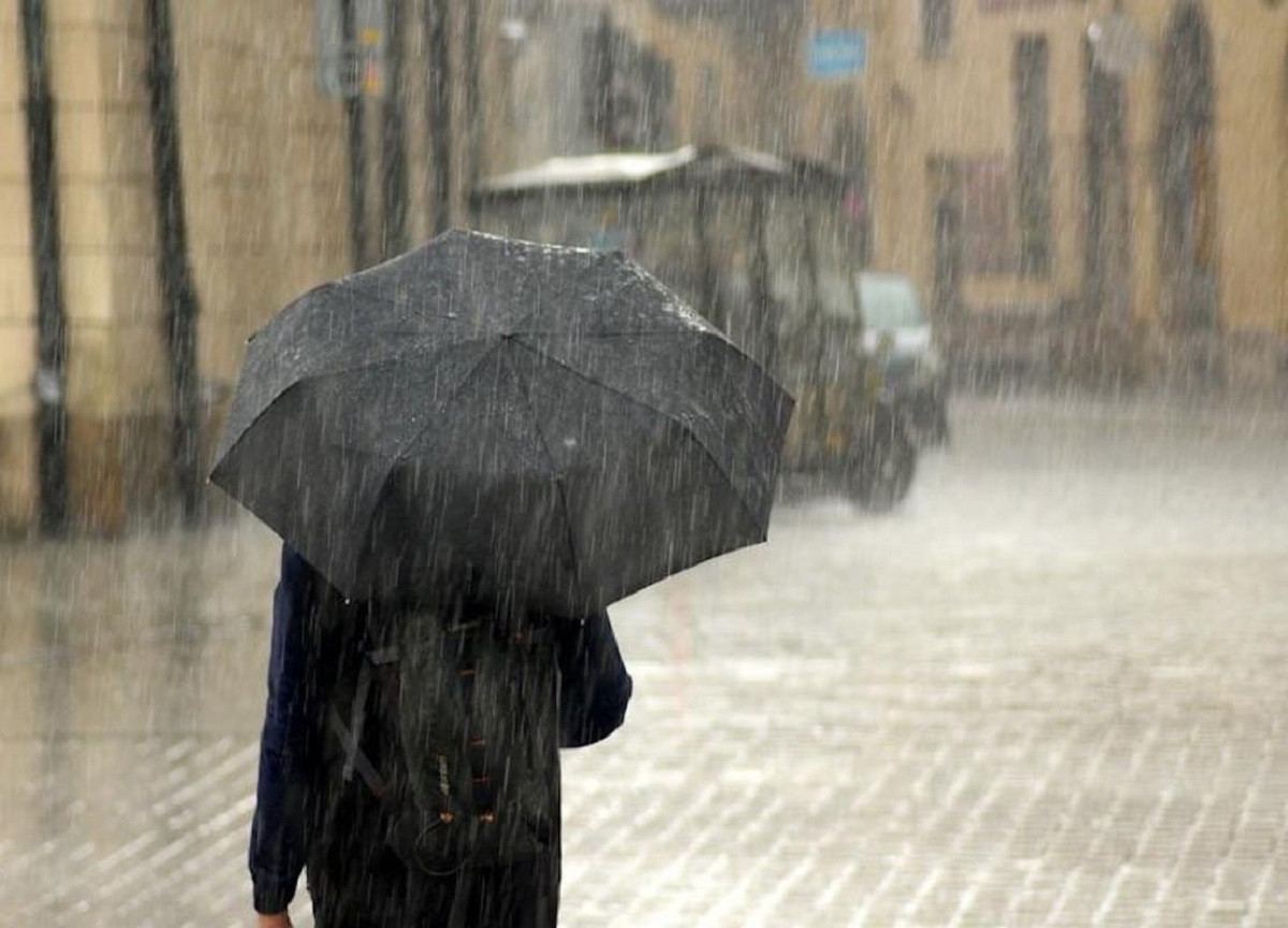 Дождливые дни в Алматы: как очищают арыки в городе 