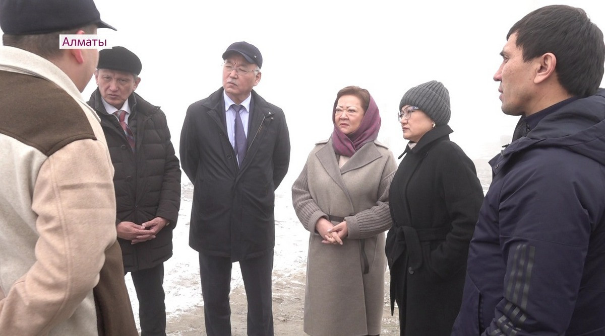 Казахстанские сенаторы посетили больницы и строительство водозабора в Наурызбайском районе