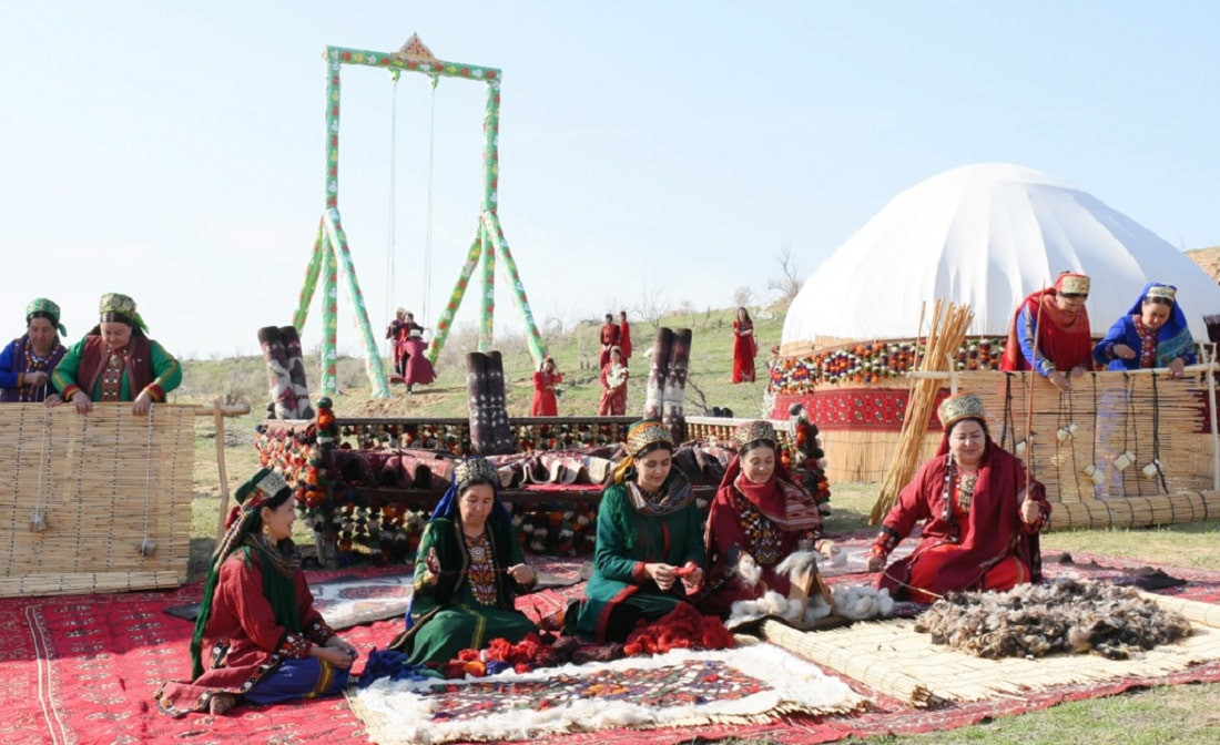 Сказочный город и посадка деревьев: как отметили праздник весны в Туркменистане