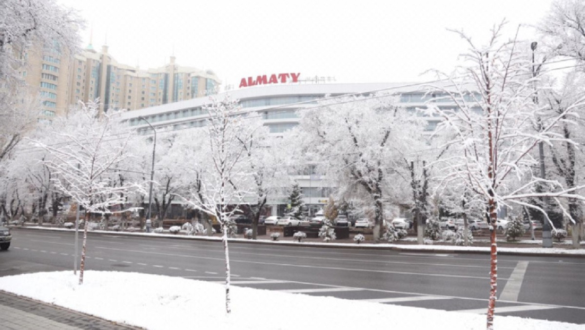 Более 900 человек и 412 единиц спецтехники задействованы в уборке снега в Алматы 