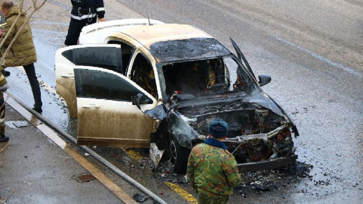 Автомобиль сгорел посреди ВОАД в Алматы