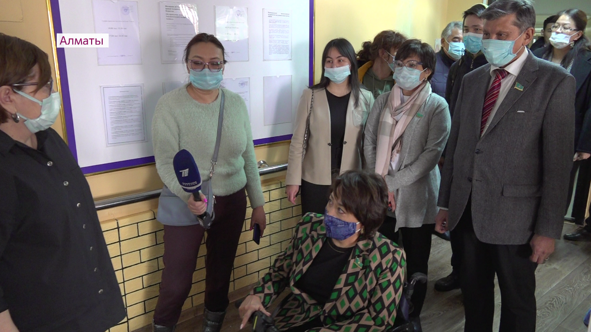 Сенаторы посетили центр социальной поддержки "Тең қоғам" в Алматы