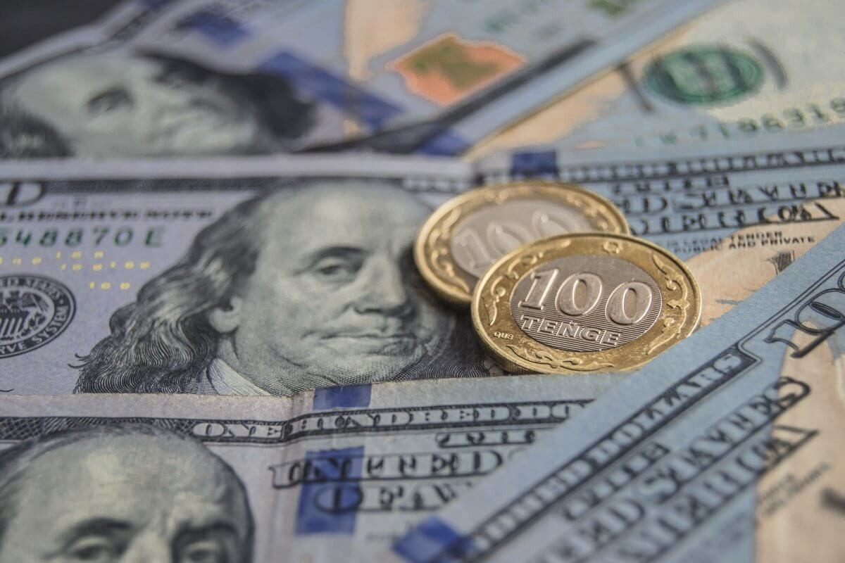 Все ниже и ниже: курс доллара в Казахстане продолжает падать