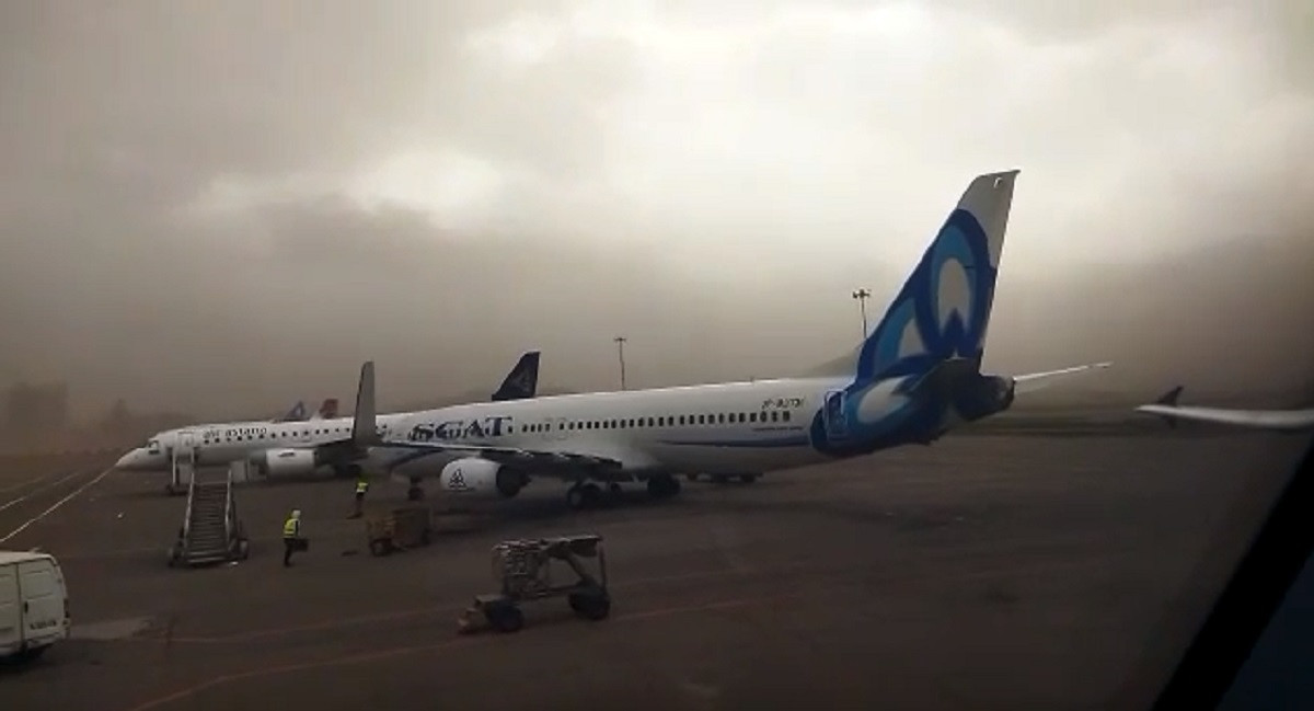 Сильный ветер развернул самолет в аэропорту Алматы