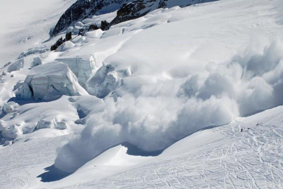 Лавинная опасность: в МЧС призвали воздержаться от походов в горы
