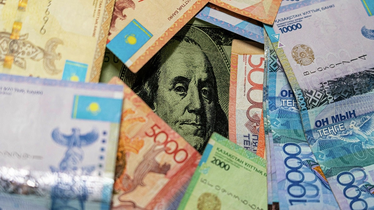 Все выше и выше: курс доллара продолжает расти в Казахстане