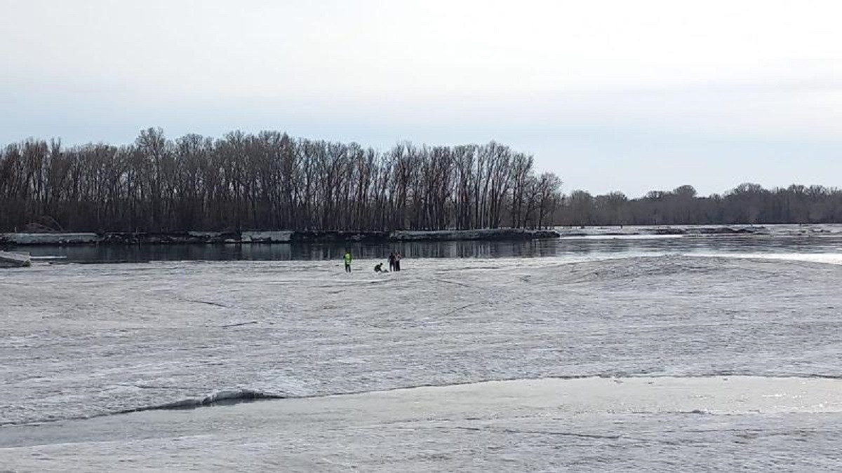 Опасное селфи: две девушки провалились под лед в Семее  