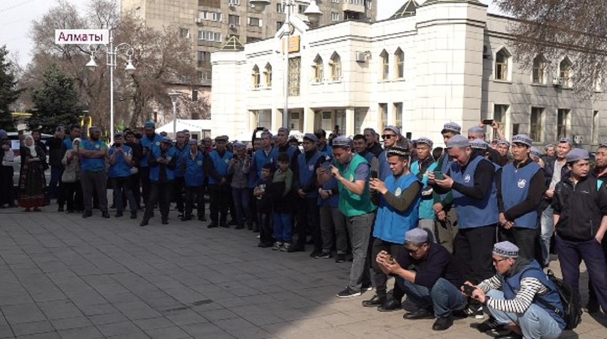 Алматыдағы мешіт қызметкерлері жұртты сауапты іске жұмылдырды