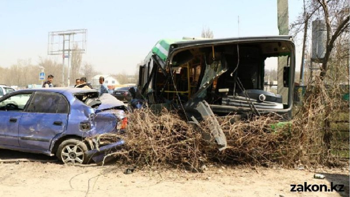 Тормоза отказали у автобуса в Алматинской области: пострадали 12 пассажиров 