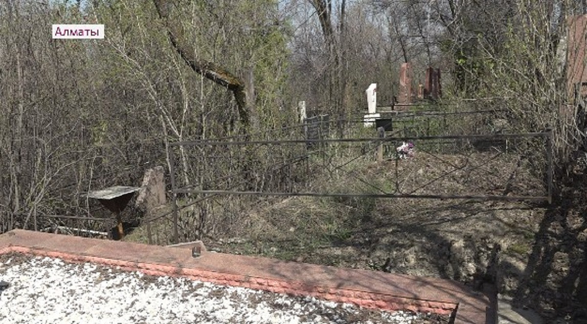 Ничего святого: на Кенсайском кладбище в Алматы появились вандалы 