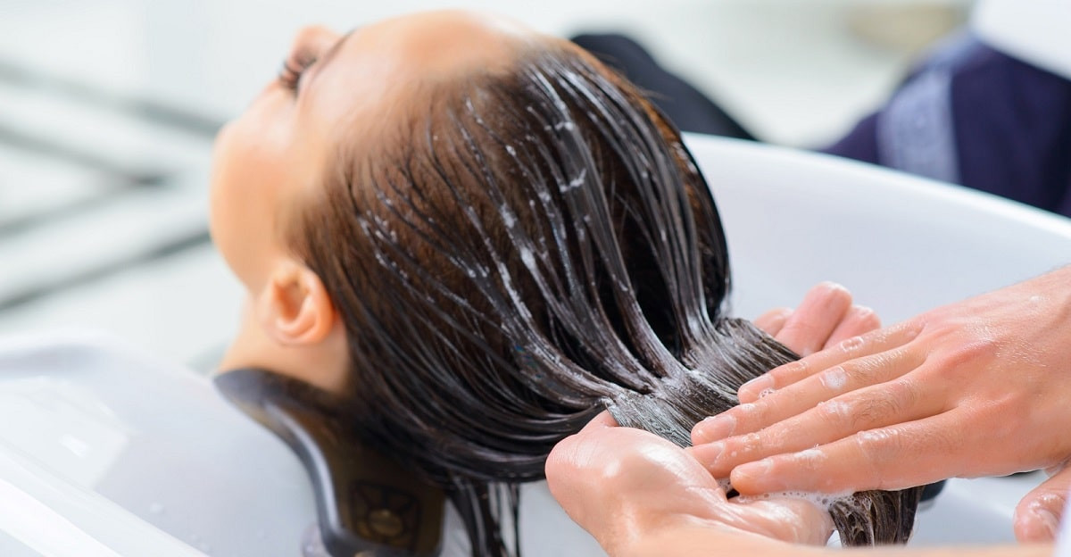Можно ли мыть голову 7. Процедуры для волос. Мытье головы. Мытье волос в салоне. Мытьё головы в парикмахерской.