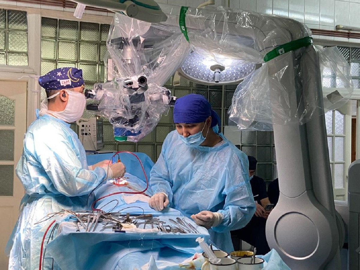 В Алматы 69-летней пациентке успешно удалили опухоль спинного мозга 