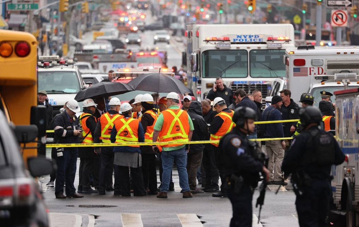 Пассажир в противогазе открыл стрельбу по людям в нью-йоркском метро