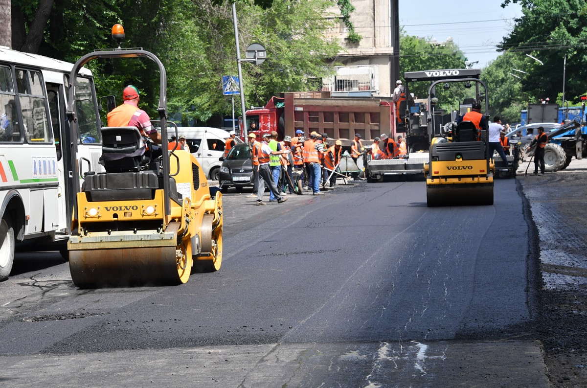 Ерболат Досаев раскритиковал состояние знаков и конструкций на дорогах Алматы