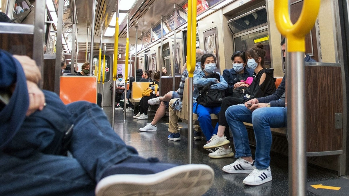 Суд в США отменил ношение масок в общественном транспорте