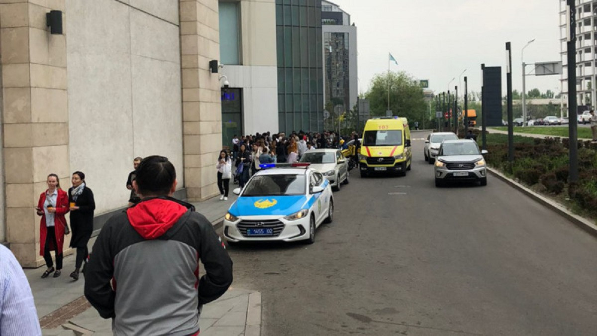В Алматы посетителей крупного торгового центра эвакуируют 