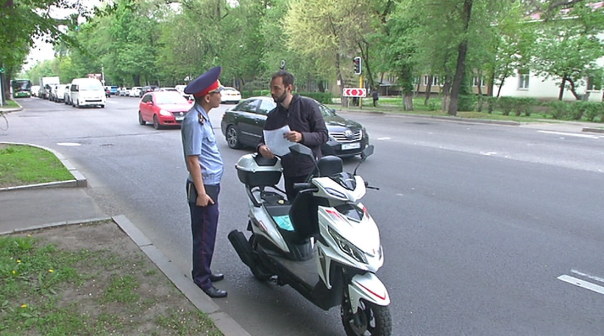 Рейд по мопедистам проводит полиция в Алматы
